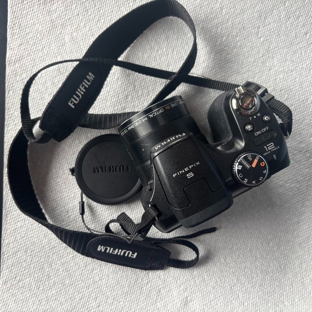 Fujifilm Fine Pix S Seiries S1800 12.2 Digital Camera Black